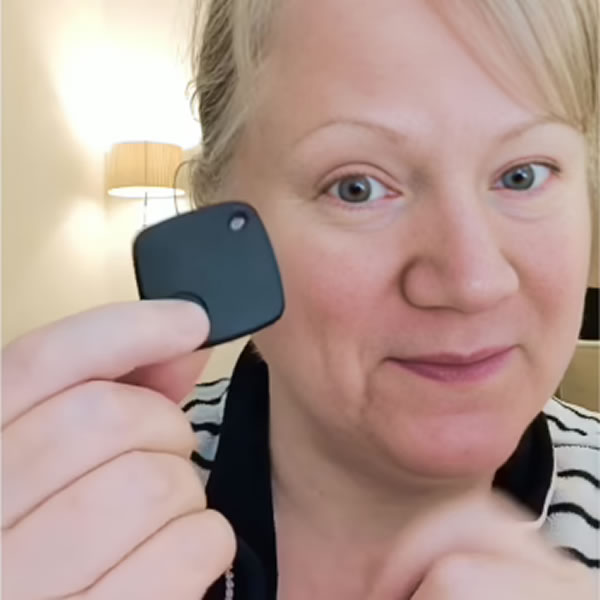 itagPro GPS location tracking real user woman itagPro GPS location tracking real user woman